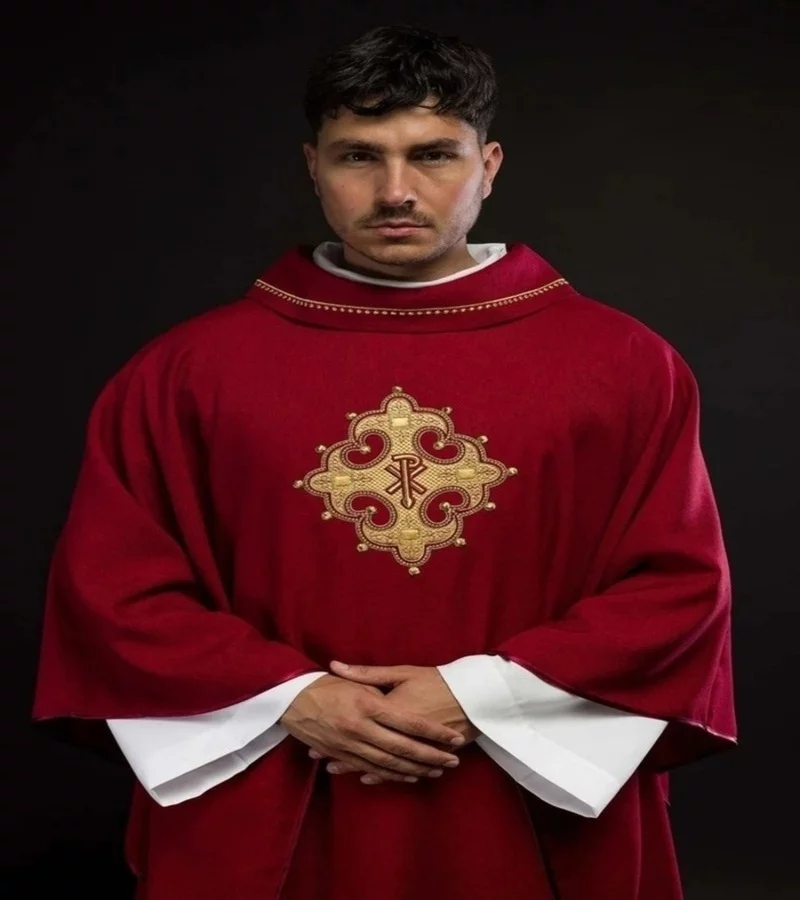 Magia haftu w szatach liturgicznych: tradycja, symbolika i nowoczesne inspiracje