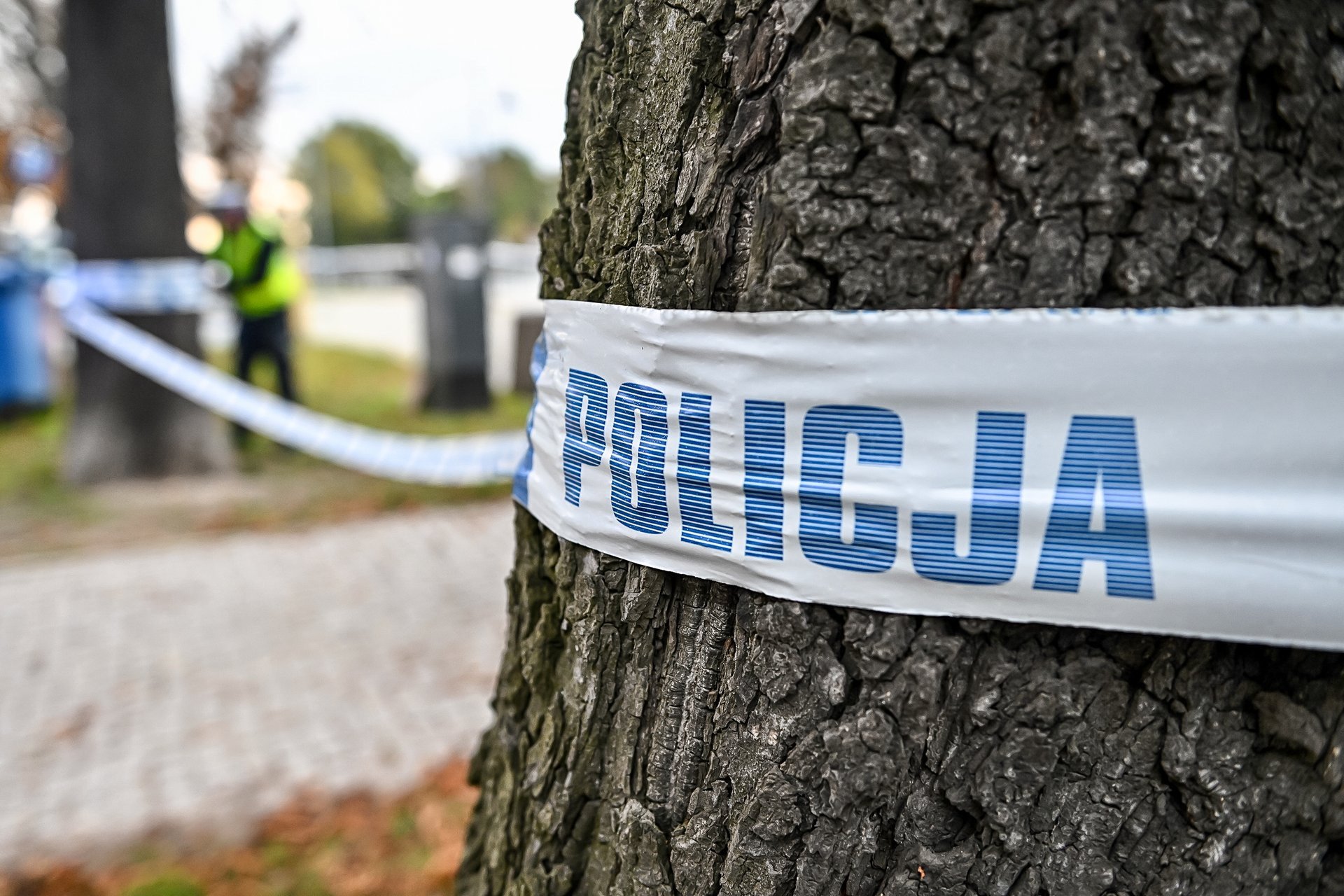 Makabryczne odkrycie spacerowiczów w Warszawie. Na polnej drodze leżały zwłoki