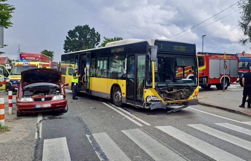 Malbork. Zderzenie autobusu z autem osobowym na Wielbarku