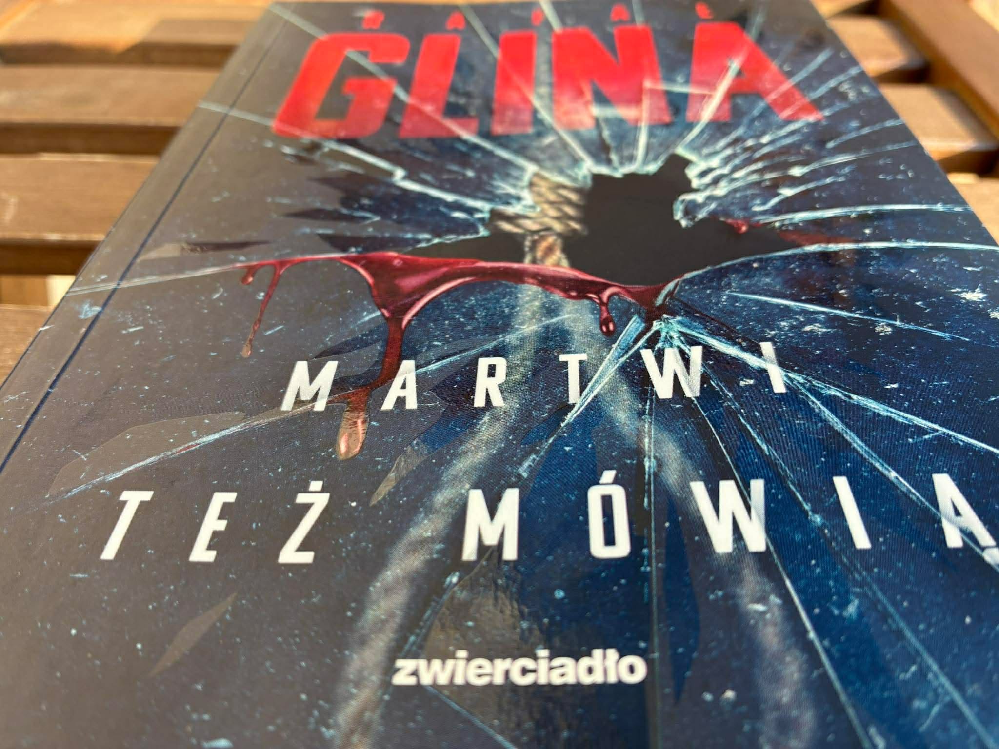 "Martwi też mówią". Kryminał, który nie daje odetchnąć