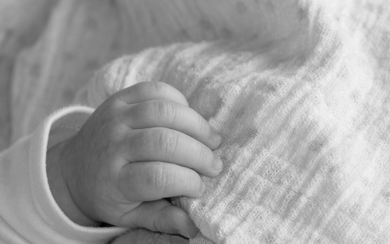 Martwy noworodek ukryty na strychu. Sekcja wykazała działanie osób trzecich