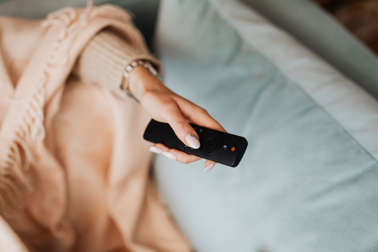 Masz drugi telewizor w sypialni, ale nie chcesz ciągnąć kabla przez pół mieszkania? Odkryj, jak podłączyć telewizję dzięki sieci Wi-Fi