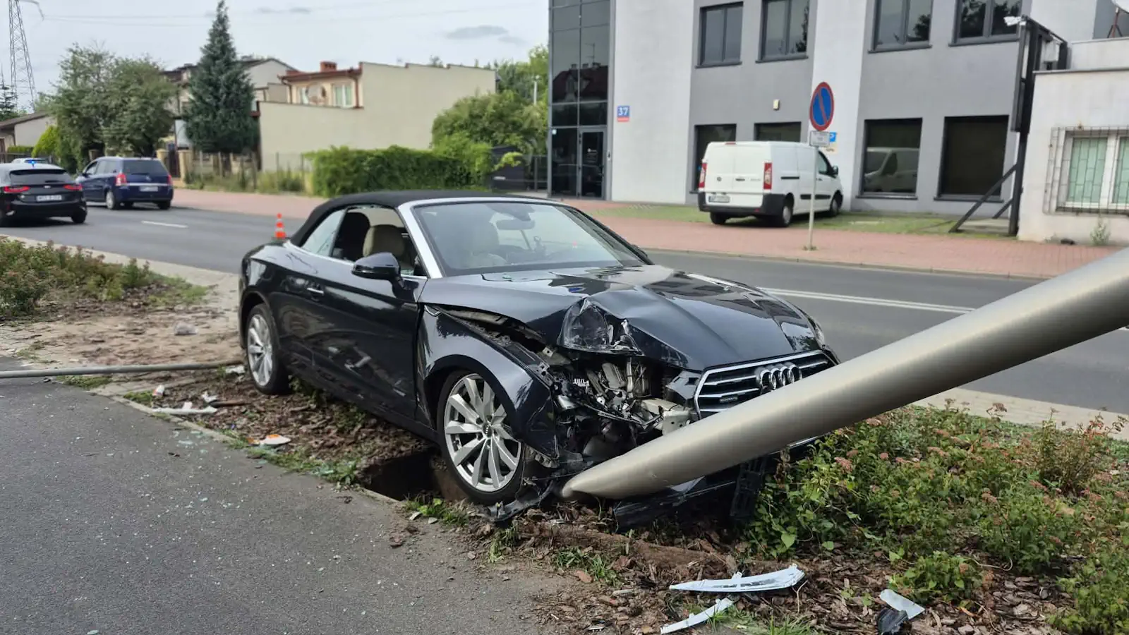 Mazowsze: Audi zjechało z jezdni i uderzyło w latarnię. Kierowca reanimowany