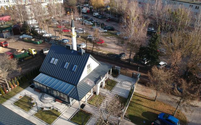 Meczet wtopił się w krajobraz białostockiego blokowiska. Egzotyczna świątynia w środku miasta. Skąd tu się wzięła muzułmańska świątynia?