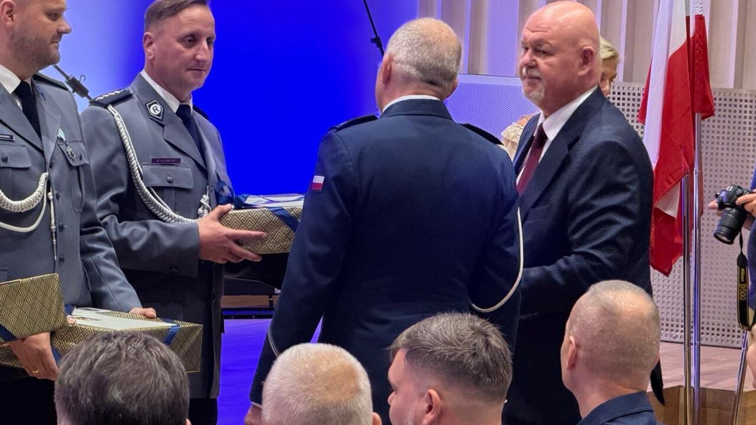 Medale, odznaki i awanse dla policjantów z Kościerzyny podczas dorocznego święta
