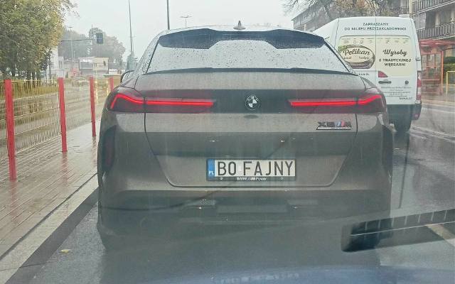 Menel, Do Celu, Bo fajny. Te napisy na tablicach rejestracyjnych polskich kierowców wprawiają w osłupienie