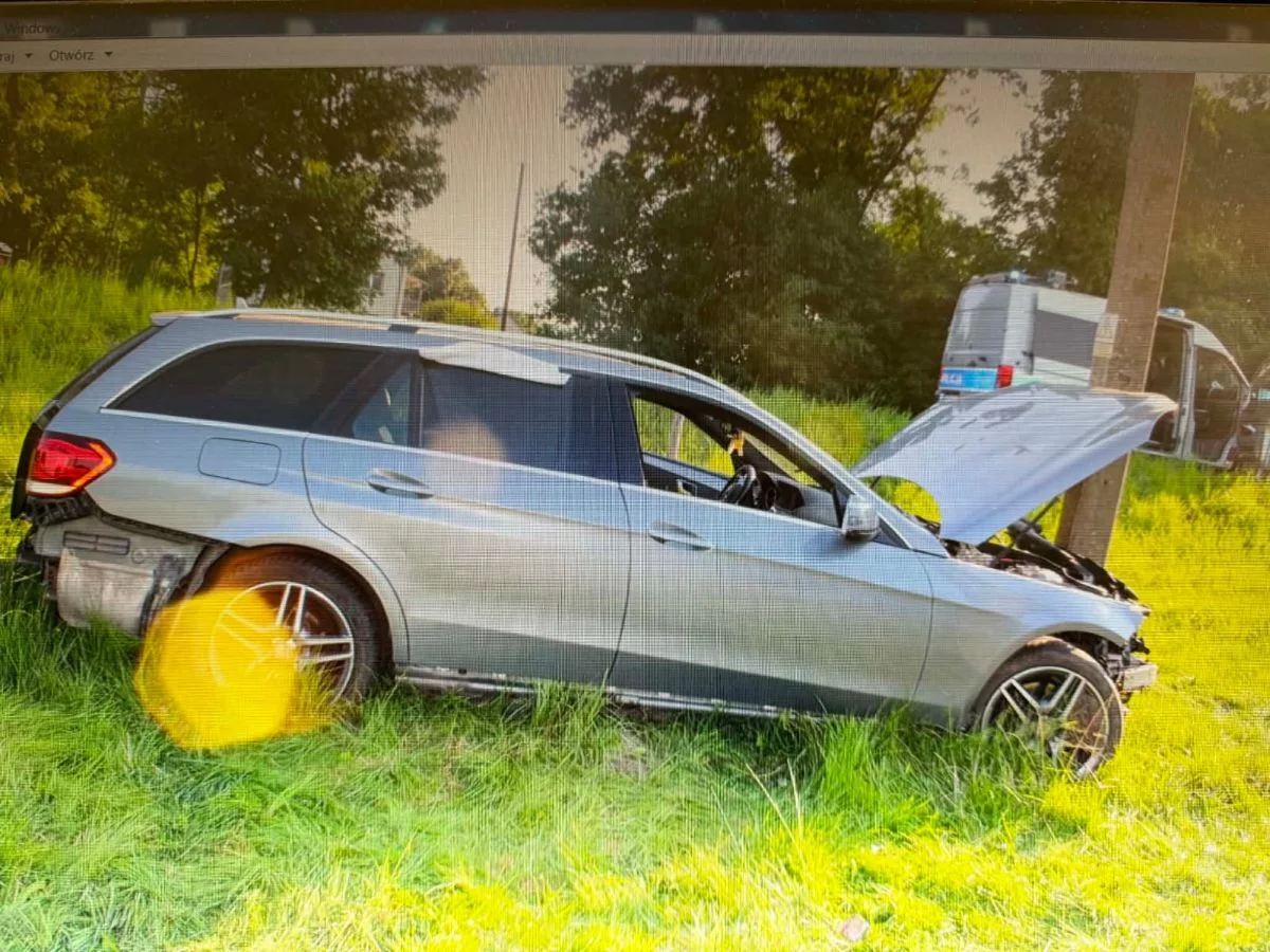 Mercedes roztrzaskał się o słup w woj. łódzkim. Na miejscu strażacy, pogotowie i policja