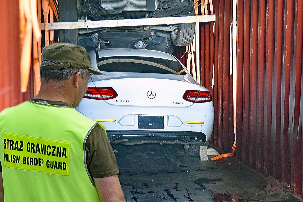 Mercedes skradziony w Kanadzie odnaleziony w Hrubieszowie. Samochód ukryto w kontenerze