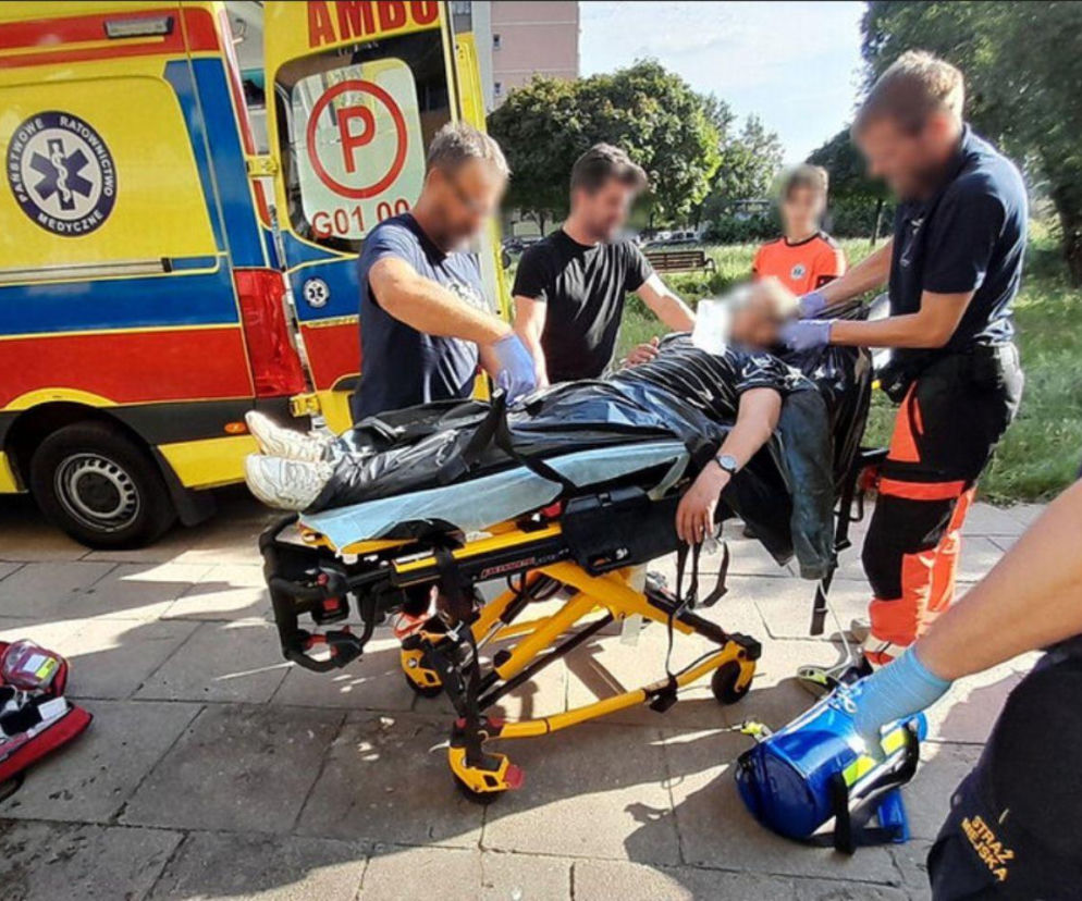 Ratownicy przenoszą mężczyznę na nosze obok karetki. O interwencji służb w Gdańsku przeczytasz na Eska Trójmiasto.