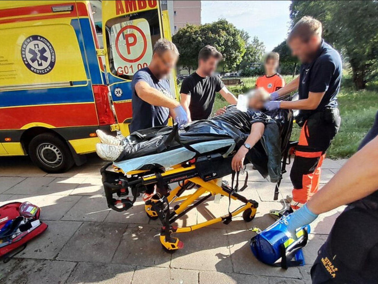 Mężczyzna leżał na balkonie pełnym much i nieczystości. Błyskawiczna reakcja sąsiada