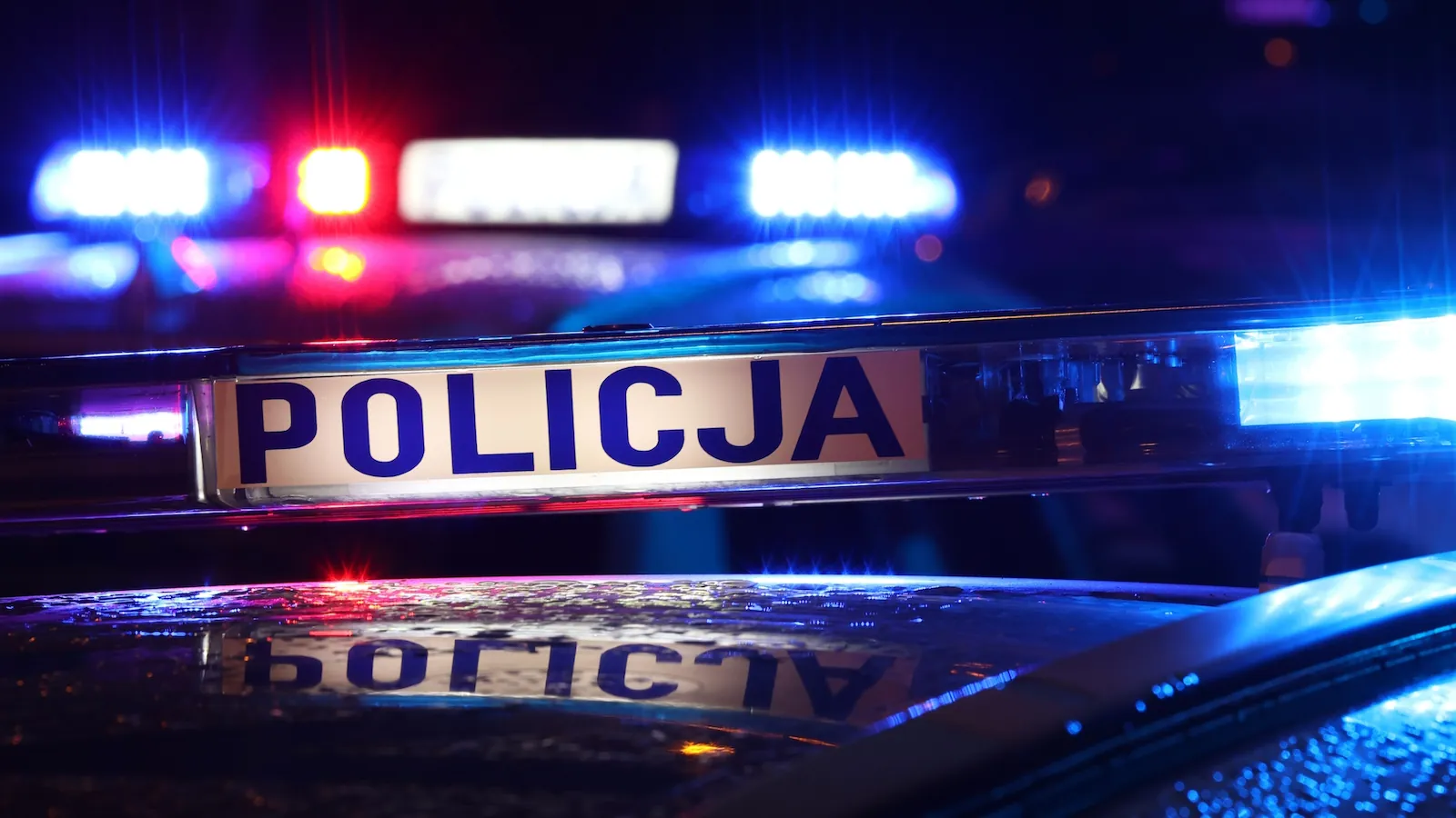 Mężczyzna uzbrojony w maczetę zaatakował policjanta. Obława, akcja przy metrze