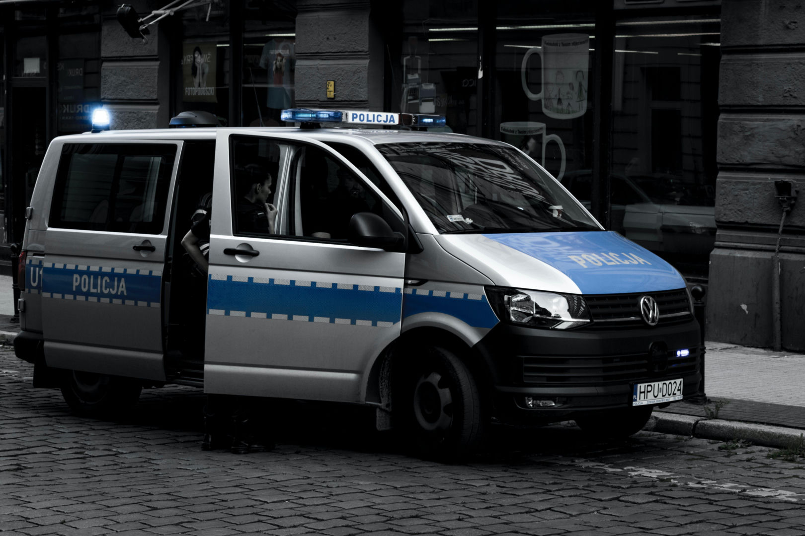 Mężczyzna z raną postrzałową głowy na ulicy. Walczy o życie