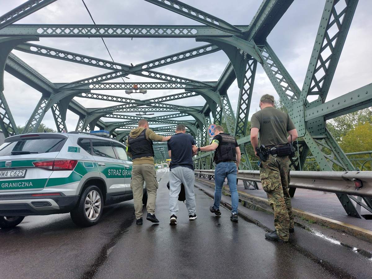 Miał lepkie ręce. Został odesłany za Bug