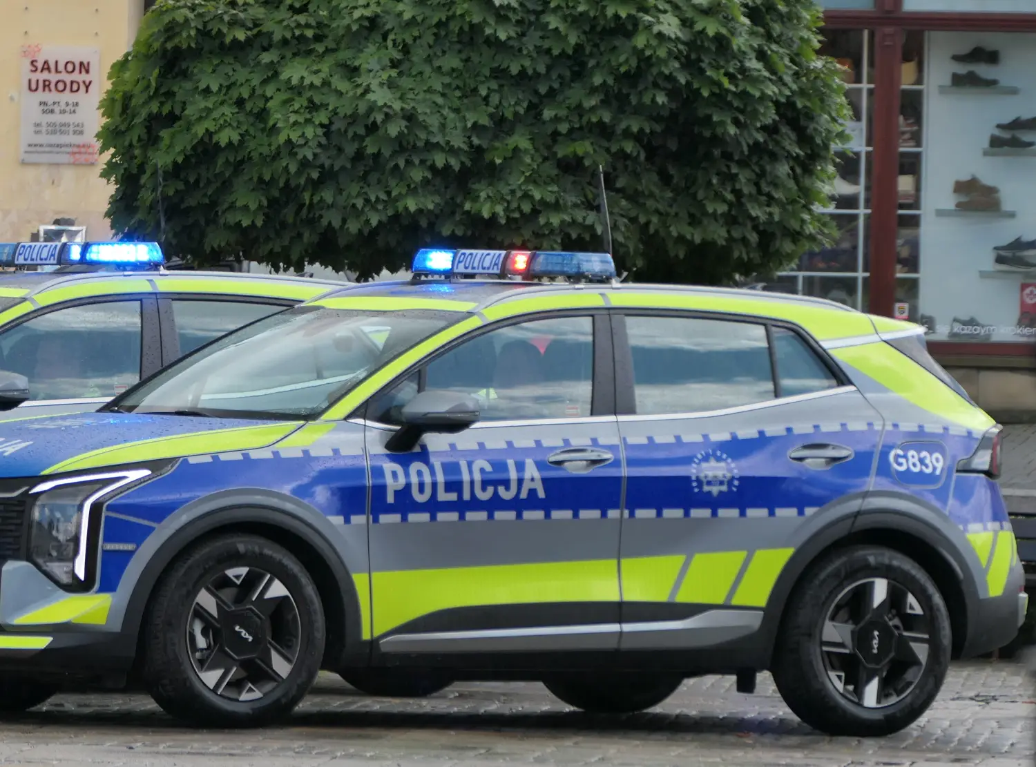Miał ponad promil i wiózł 8-letnie dziecko. Jazdę zakończył na bramie