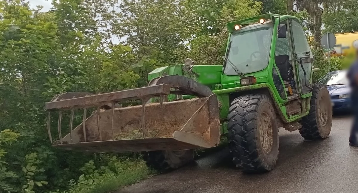 Miał tylko pojechać do sklepu… koparką. Skończyło się zniszczeniami i interwencją policji