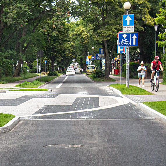 Miało być gładko jak po stole. Na styku Chrobrego i Sienkiewicza kierowcy czują nierówności