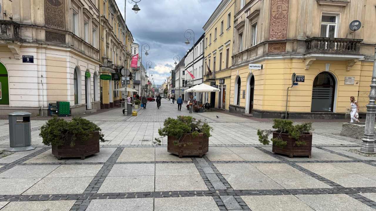 MIASTO Czy i kiedy słupki zastąpią donice na ul. Sienkiewicza? Miasto wciąż analizuje rozwiązania
