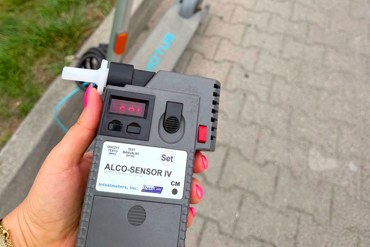 Miasto Turek: Policjanci kontrolowali rowerzystów i użytkowników hulajnóg....