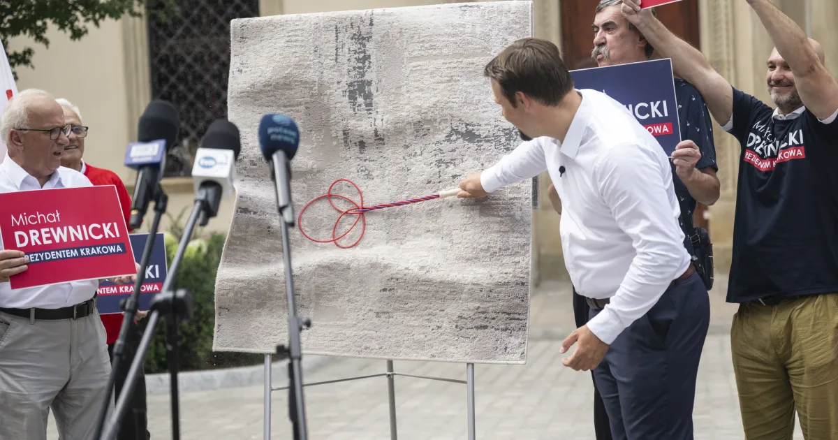 Michał Drewnicki trzepie dywany w Krakowie. „Dość zamiatania spraw”