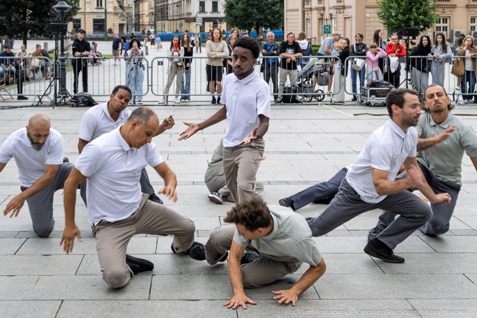 Grupa tancerzy wykonujących choreografię na ulicy, otoczona widownią. Autor: Piotr Wojnarowski