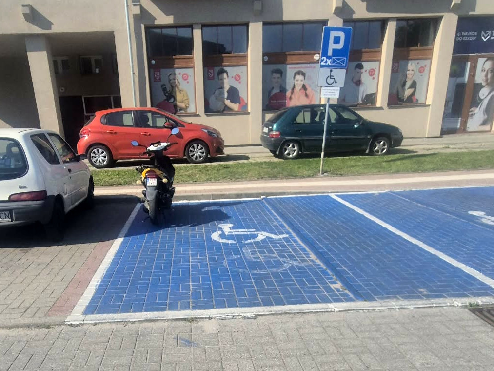Miejsca parkingowe dla niepełnosprawnych nie są szerokie bez powodu. Dwa pojazdy na jednym stanowisku mogą stworzyć spory problem