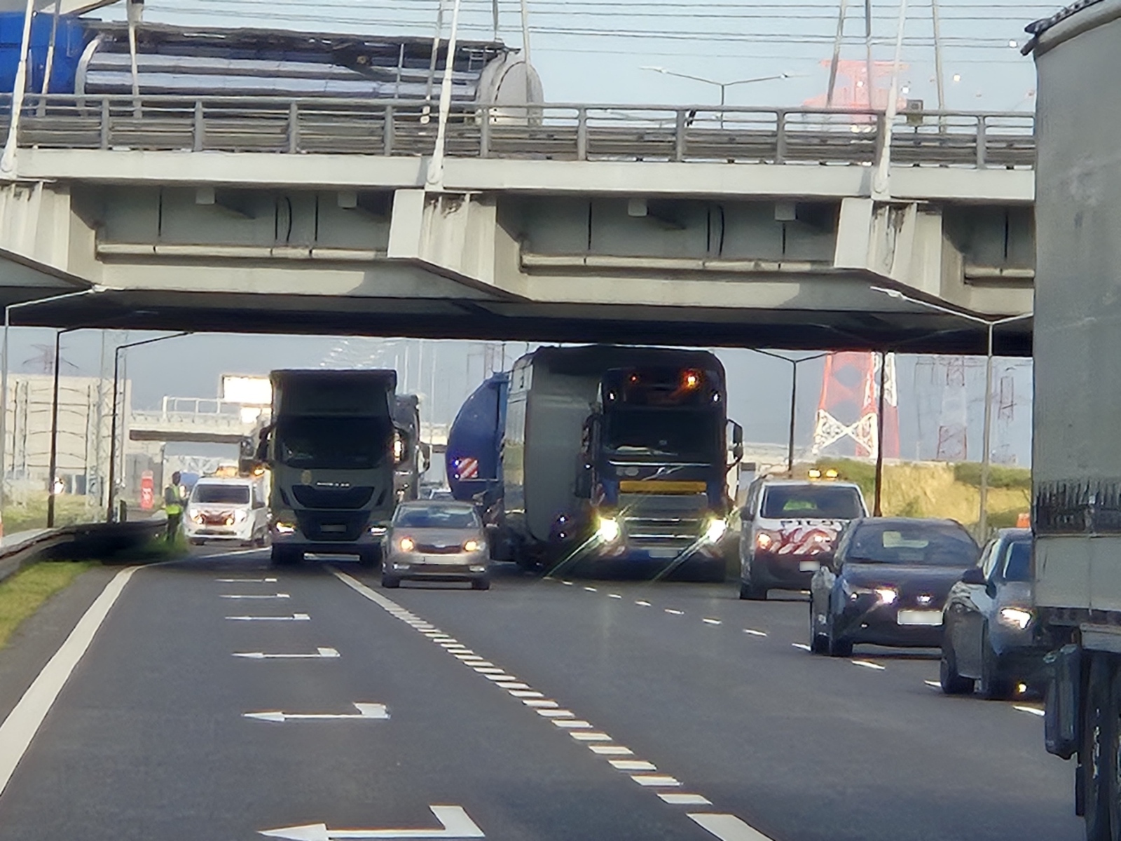 Mieli jechać nocą, sparaliżowali A2! Inspekcja zatrzymała gigantyczny transport