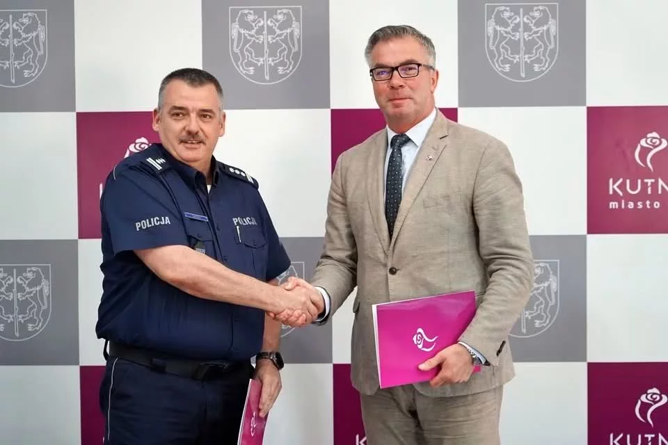 Mieszkańcy czuli się zagrożeni. W Kutnie będzie bezpieczniej dzięki dodatkowym patrolom policji, Sikora podpisał umowę