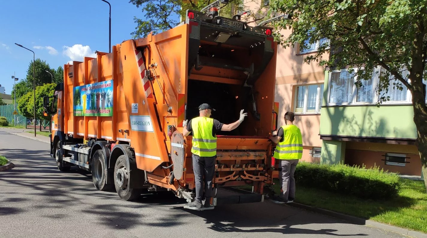 Mieszkańcy znajdują skarby na śmietnika. Ścigają się ze śmieciarką, żeby je zdobyć