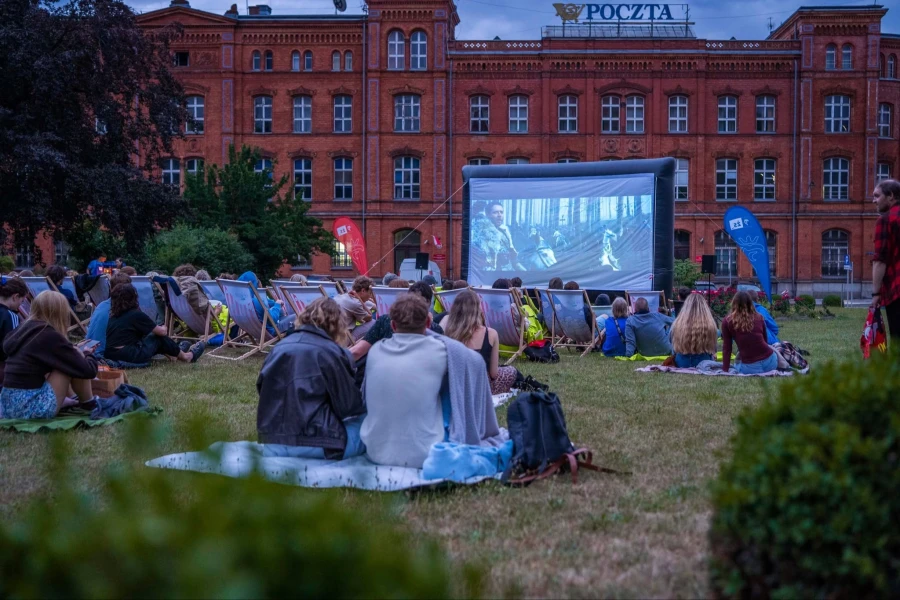 MieszkańcyKino na Leżakach w tym tygodniu przy ulicy KolonistówTrwają oscarowe wieczory Kina na Leżakach. Już jutro zapraszamy na osiedle Bukowo, gdzie wyświetlona zostanie „Teoria wszystkiego”.