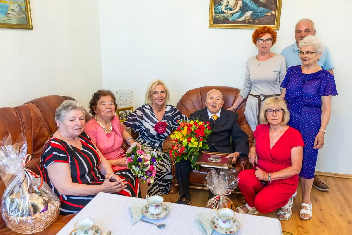 Mieszkaniec Torunia skończył 100 lat. Pan Franciszek Wiśniewski otrzymał specjalny medal od marszałka
