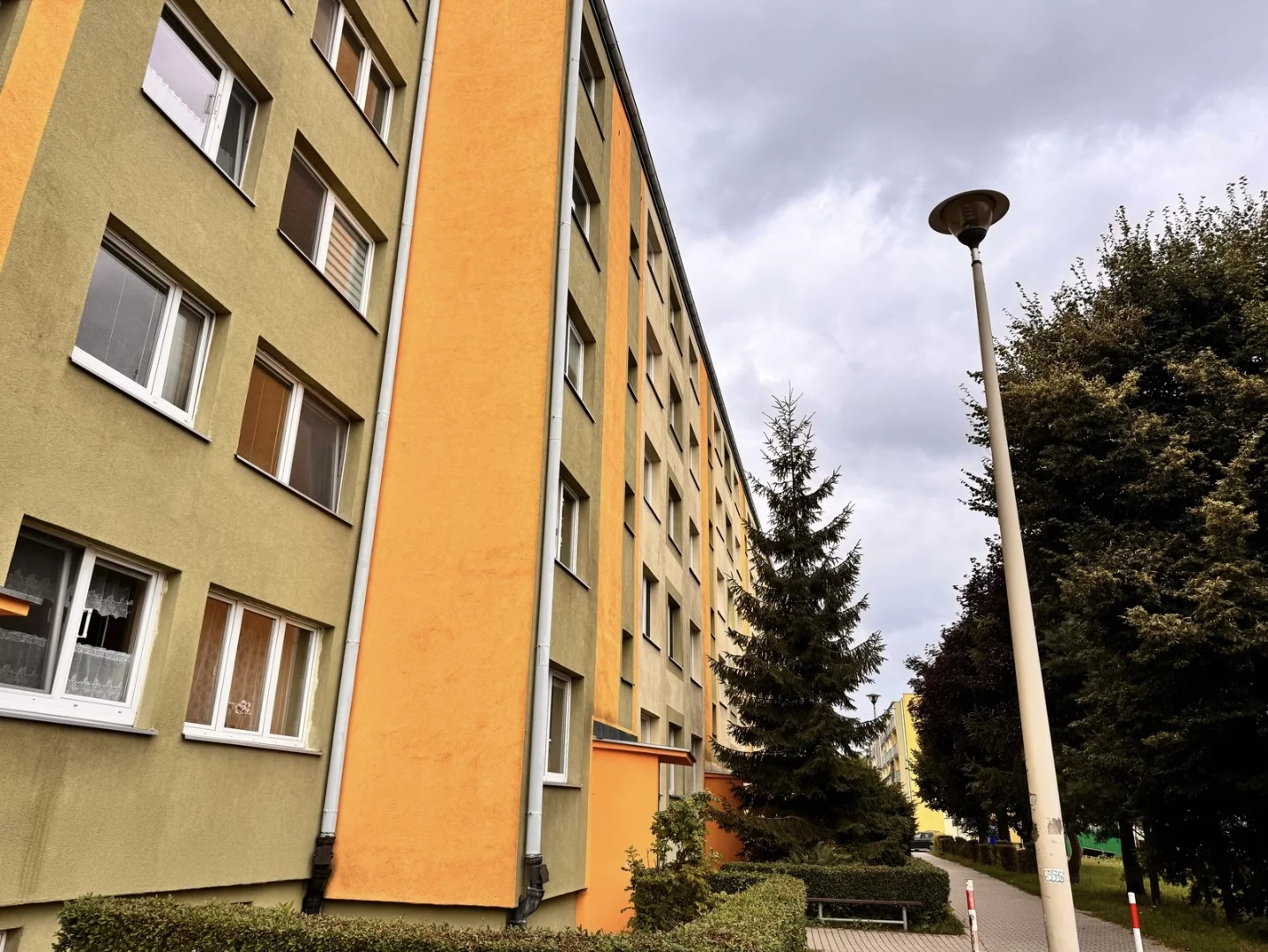 Mieszkanka Zgierza zaalarmowała policję. Ktoś strzelił w jej okna z wiatrówki