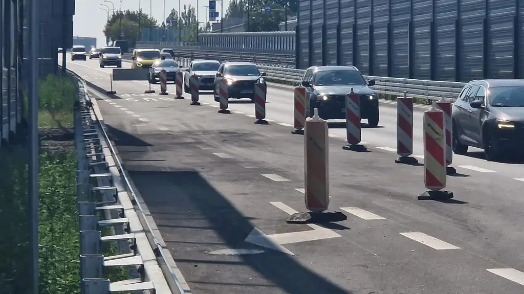 Spalone ekrany przy Trasie Łazienkowskiej