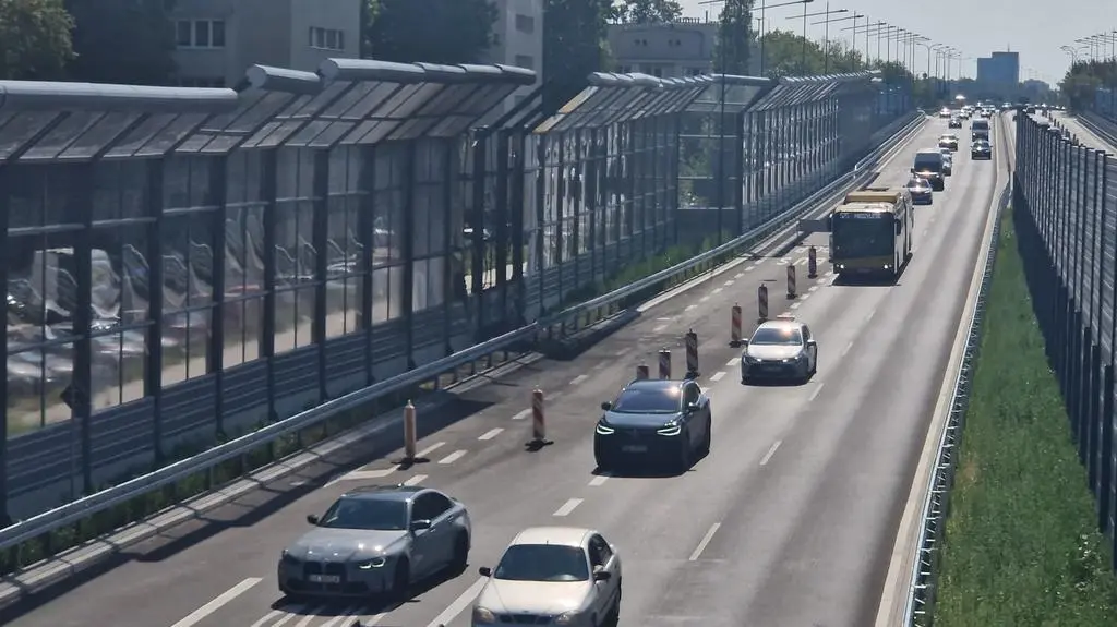 Spalone ekrany przy Trasie Łazienkowskiej