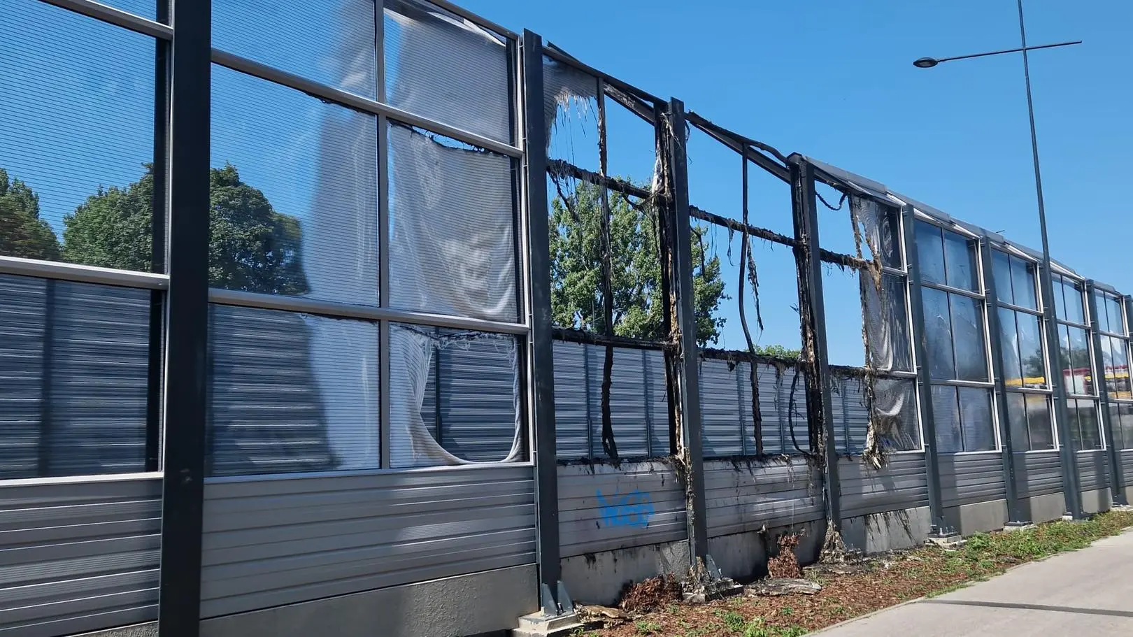 Mija miesiąc od pożaru autobusu, a spalone ekrany nadal straszą