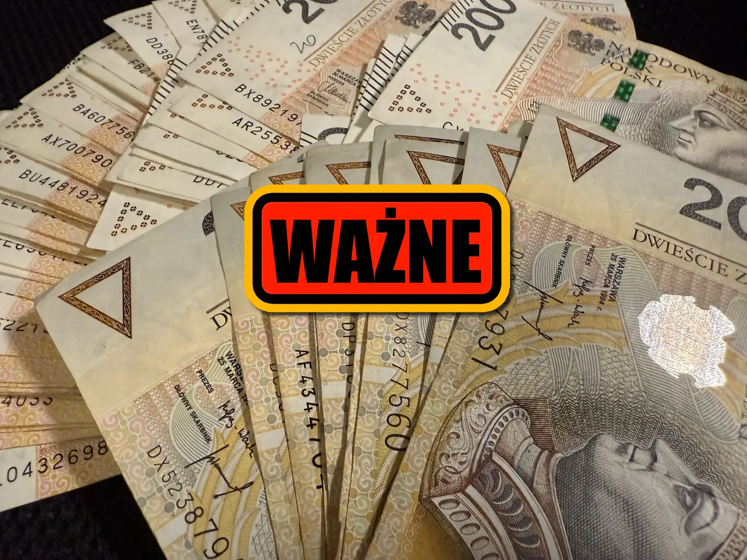 Banknoty dwustuzłotowe. Na nich nałożone słowo ważne.
