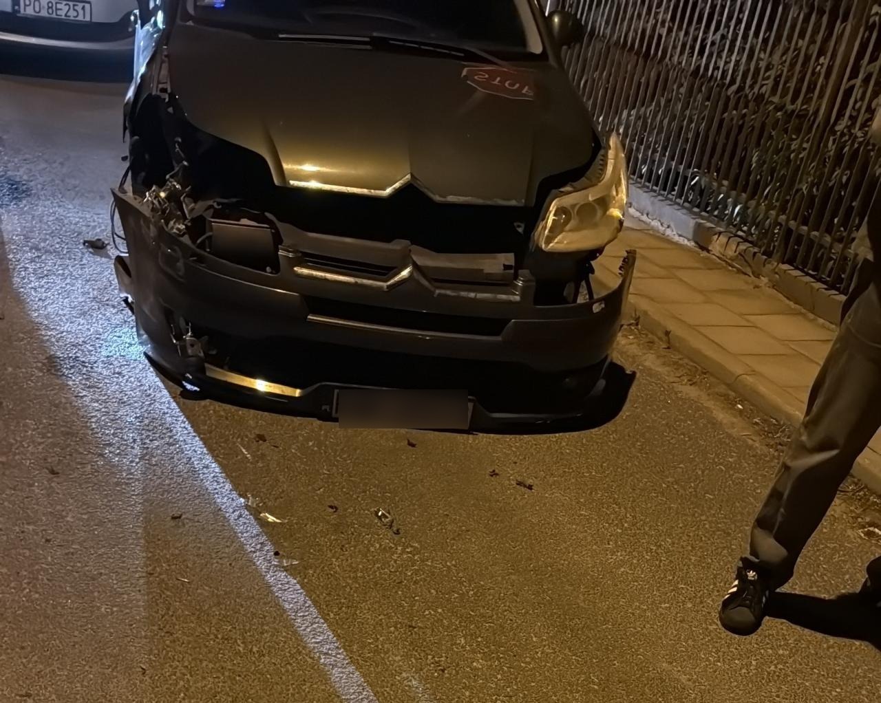 Miłosławska: pijani mężczyźni uderzyli samochodem w słup. Chcieli uciec przed policją. "Ustalamy, kto kierował pojazdem"