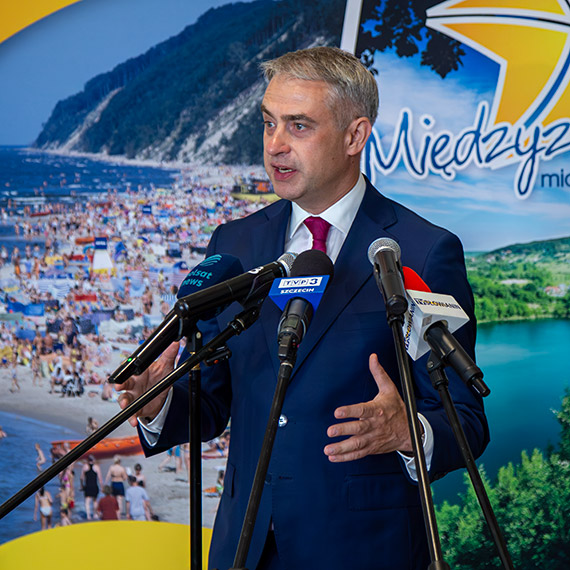 Minister cyfryzacji najpierw w Świnoujściu, później w Międzyzdrojach. Mówił o planach miasta, sztucznej inteligencji, Morawieckim, Kaczyńskim i Ukrainie. Zobacz film!