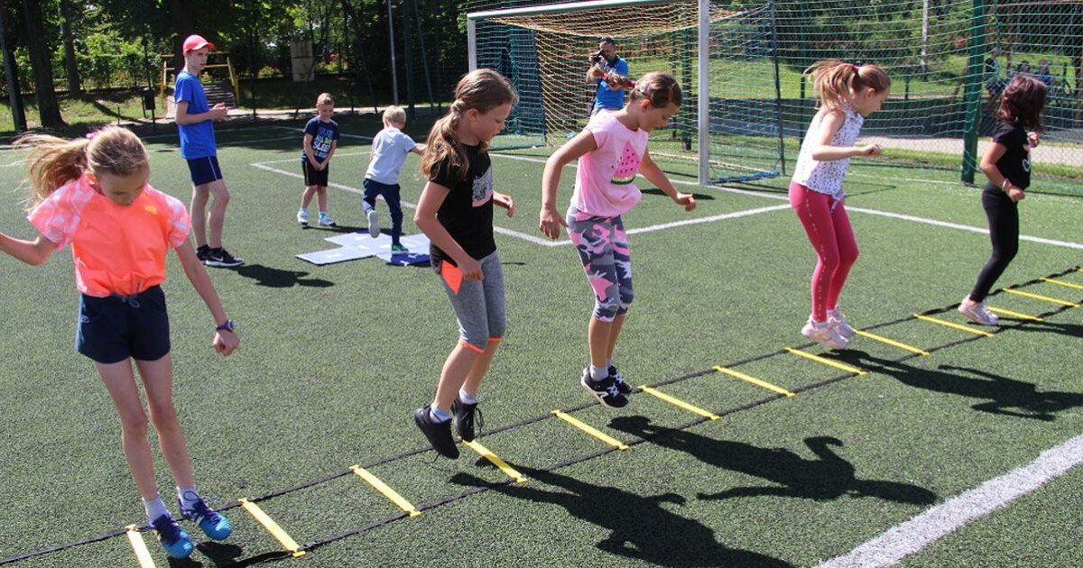Mityng sprawnościowy dla dzieci na Orliku w Chełmnie