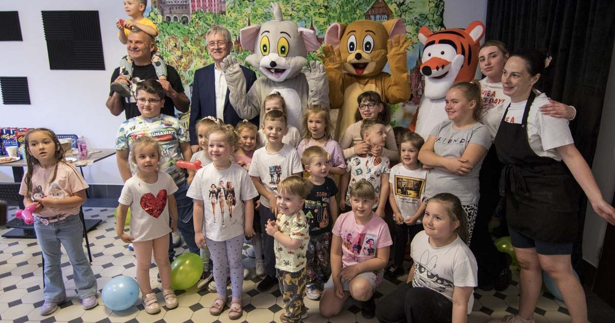 Młodzi mieszkańcy wałbrzyskiej dzielnicy Stary Zdrój mieli okazję świętować Dzień Dziecka w wyjątkowo smakowity sposób. ...