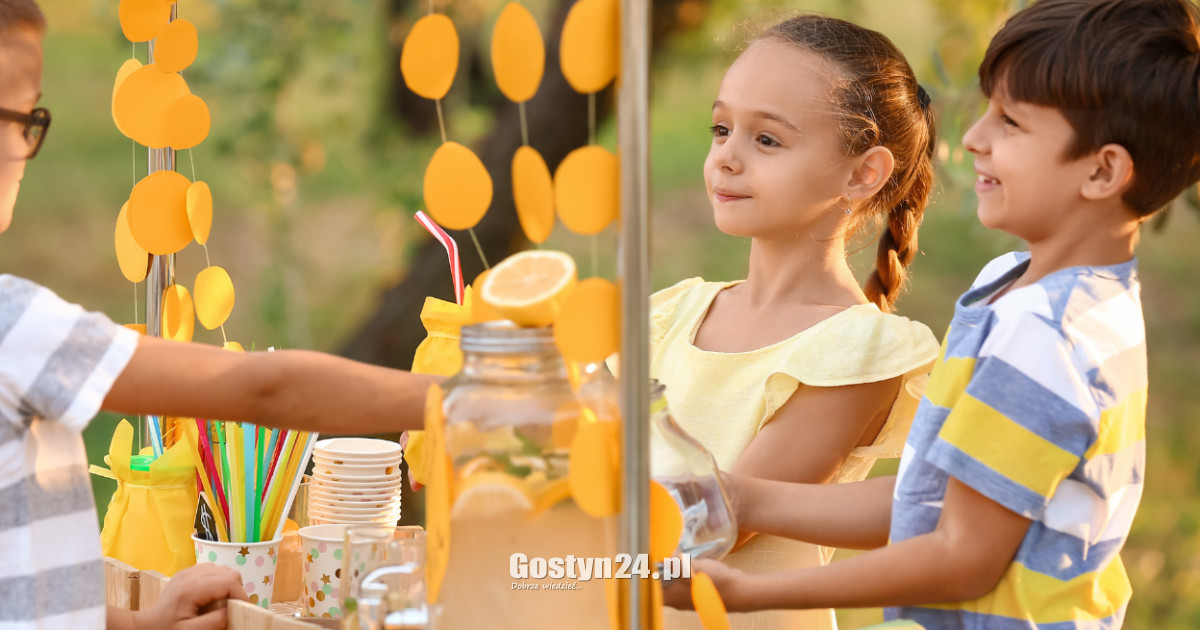 Moda na stoiska z lemoniadą wróciła. Sanepid wyjaśnia, co wolno, a czego nie