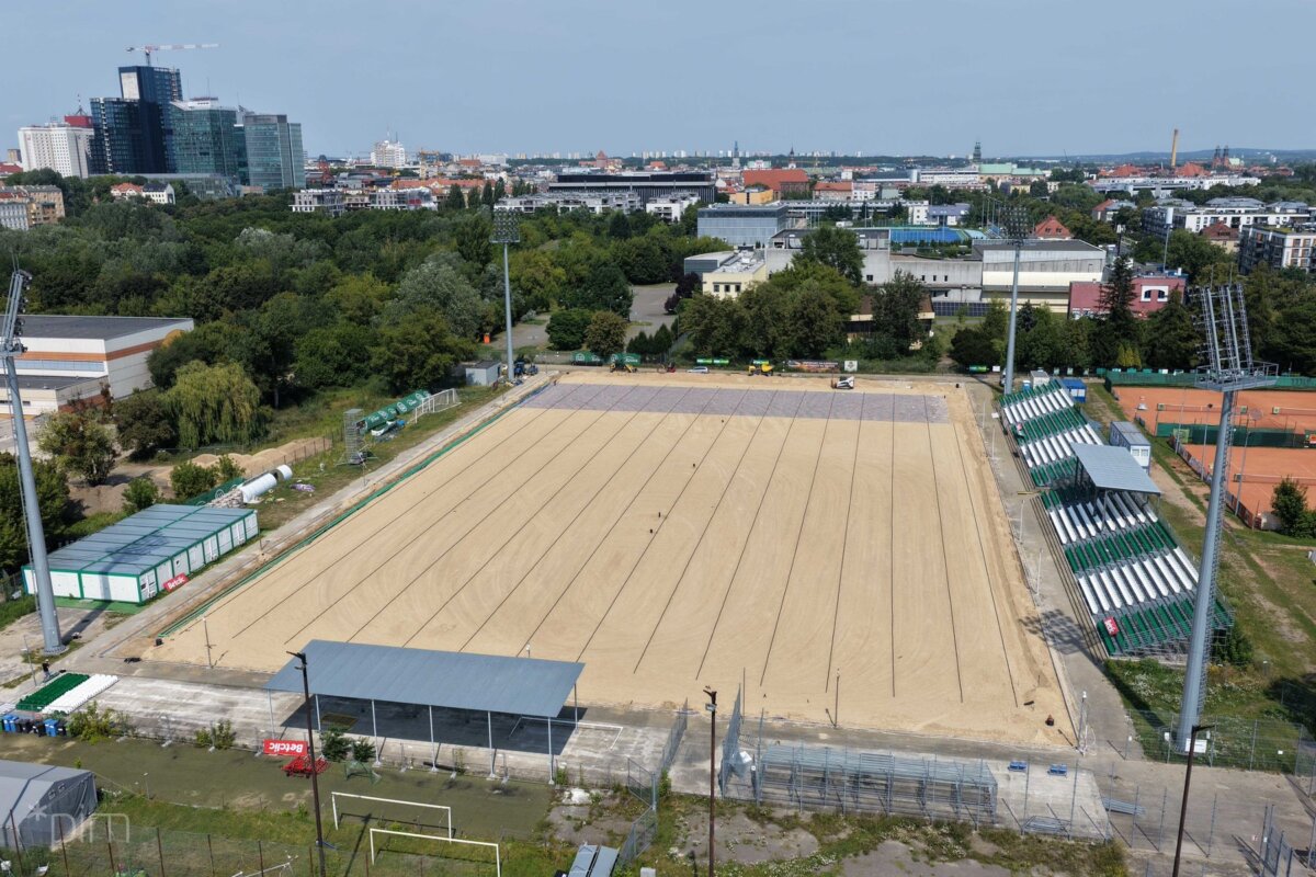 Modernizacja stadionu przy Drodze Dębińskiej w Poznaniu na ostatniej prostej