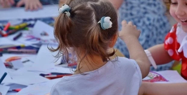 "Moje dziecko dowiedziało się, że ma się spakować". Rodzice rozgoryczeni likwidacją przedszkoli