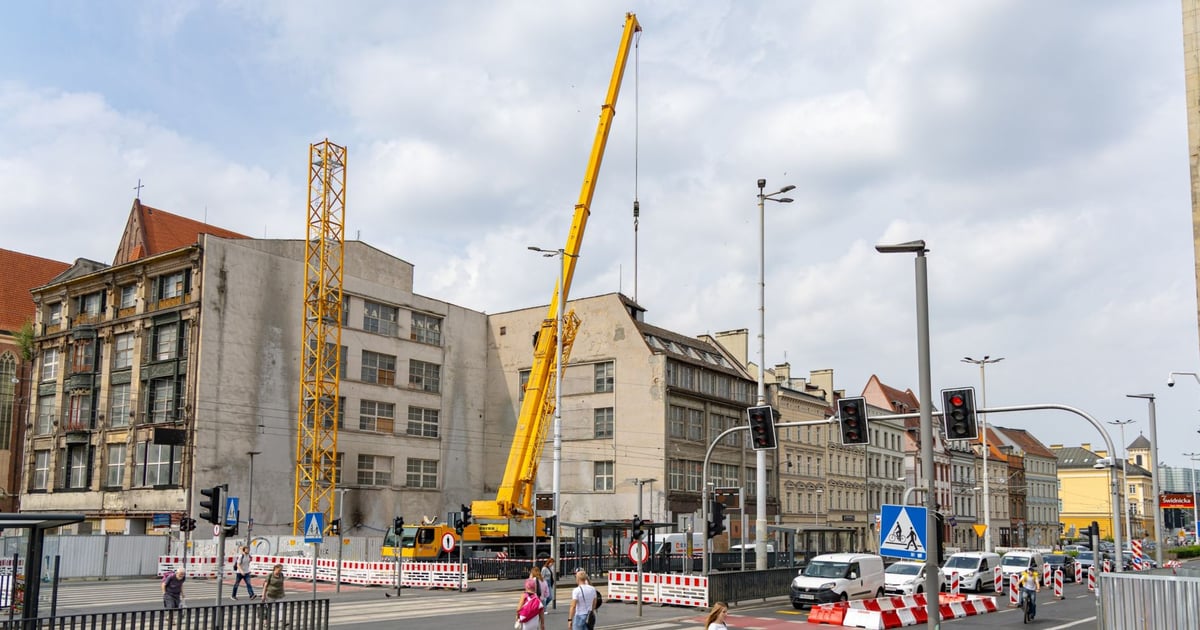 Montują dźwig przy Kazimierza Wielkiego. Kierowcy w korkach