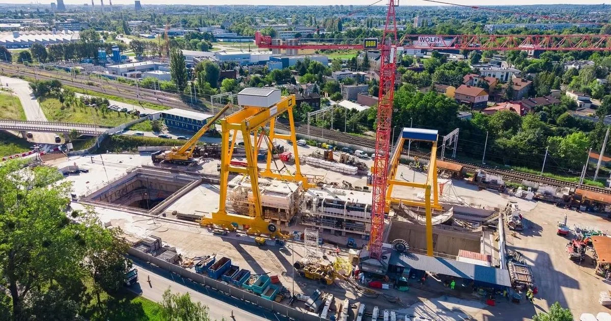 Montują tarczę tunelu Kolei Dużych Prędkości w Łodzi. Wielki kret pracuje na Retkini!
