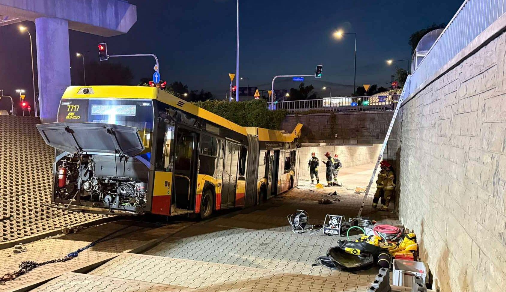 Autobus wjechał w podziemne przejście na Ochocie. MZA zabrały głos po groźnym wypadku