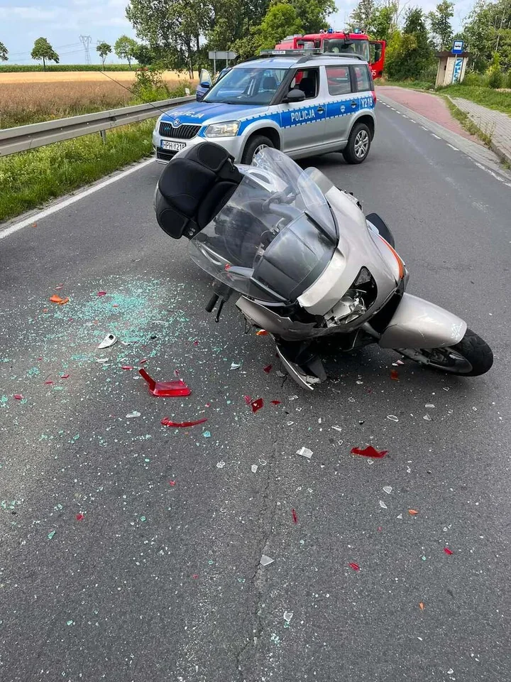Motocyklista uderzył w BMW pod Płockiem. Trafił do szpitala