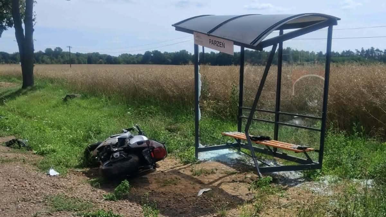 Motocyklista uderzył w przystanek. Droga całkowicie zablokowana
