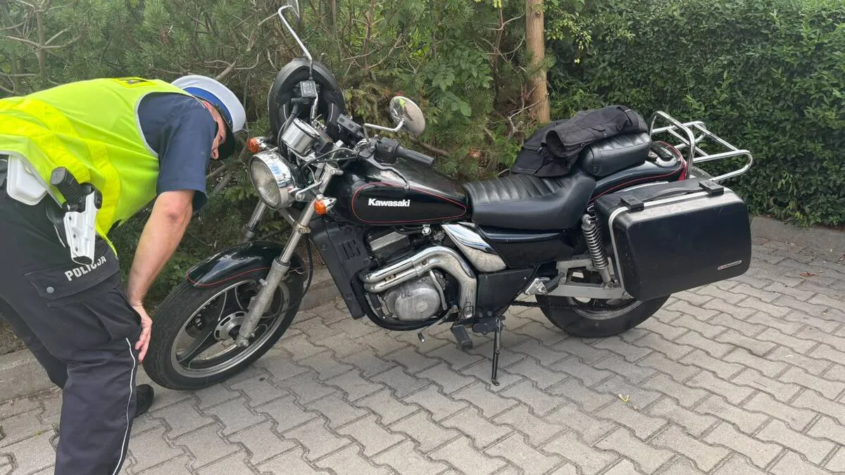 Motocykl w trakcie kontroli drogowej