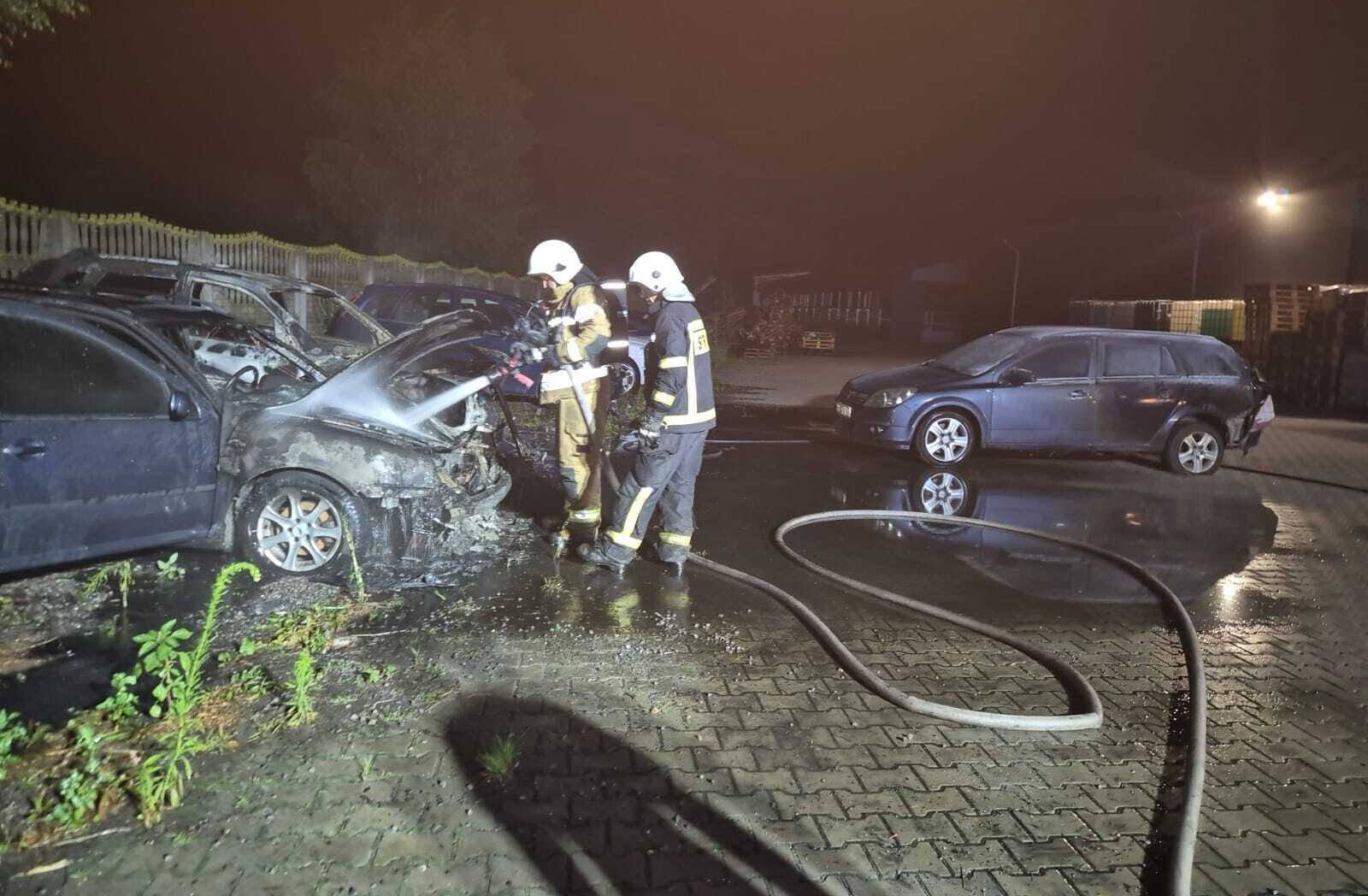 Nocny pożar samochodów w Nasielsku. Trzy auta objęte ogniem, na miejscu strażacy i policja