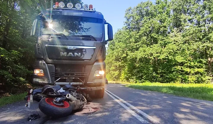 Motocyklista zjechał pod ciężarówkę na DK 74. Trafił do szpitala